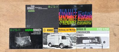 trois livres posés sur une table, avec une camionnette et une autre camionnette en arrière-plan