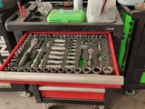 un grand nombre d'outils posés sur une table