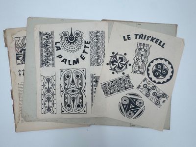 trois vieux livres aux motifs variés, empilés les uns sur les autres