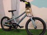 a bicycle that is sitting on the grass in front of a wall