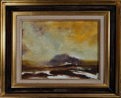 une peinture à l'huile représentant un paysage, dans un cadre doré, accrochée au mur