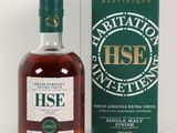 une image représentant une bouteille de whisky à côté d'une boîte