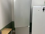 un réfrigérateur blanc et un réfrigérateur congélateur blanc dans une pièce