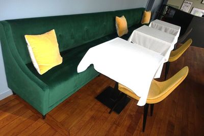 SUR DESIGNATION : Une banquette longue velours vert avec tro…