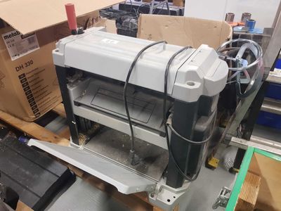 a machine that is sitting on a table in a room