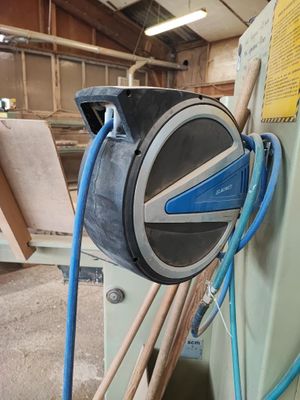 un tuyau bleu fixé sur le côté d'une machine