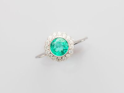 une bague en émeraude et diamant
