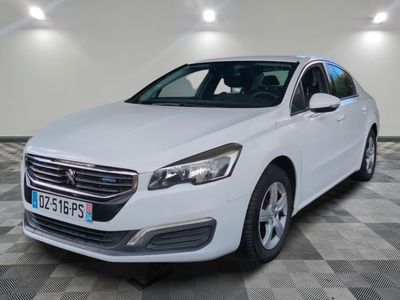 la voiture blanche est garée sur un sol en damier dans le garage