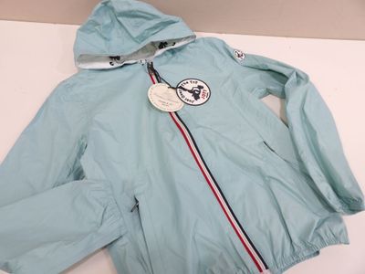 veste bleue avec une capuche blanche et une bande rouge, blanche et bleue sur le côté