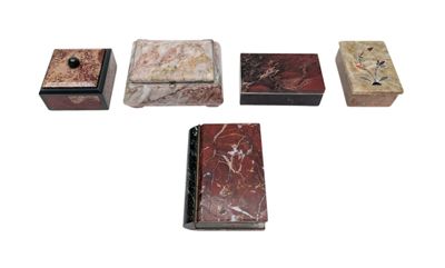 plusieurs types différents de boîtes en marbre posées sur une surface blanche