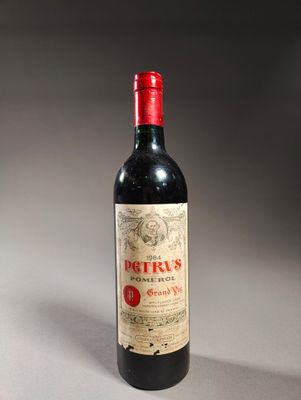 une bouteille de vin posée sur une table