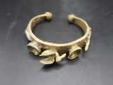 gros plan d'un bracelet en or sur une table