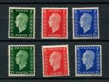 un ensemble de quatre timbres de couleurs différentes sur un fond noir