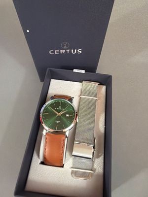 une boîte avec une montre à l'intérieur sur une table