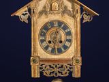 une horloge accrochée au mur d'un immeuble