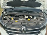une voiture dont le capot est ouvert et qui contient un moteur