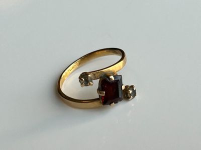 une bague en or sertie d'une grenat