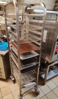 plusieurs plateaux de nourriture sur un support métallique dans la cuisine