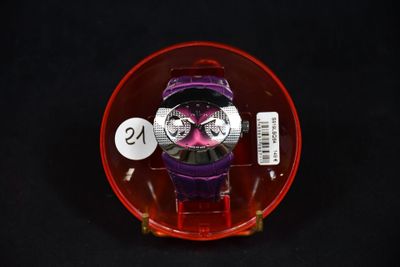 une montre posée sur une assiette rouge