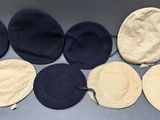 six chapeaux sont alignés sur une table