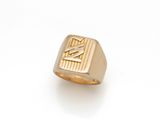 gros plan d'une bague en or sur une surface blanche