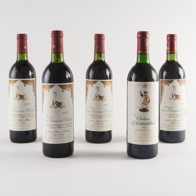 trois bouteilles de vin rouge sont alignées sur une surface blanche