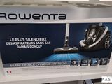 La boîte de l'aspirateur se trouve sur l'étagère du magasin.