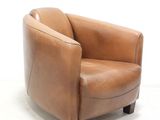 fauteuil en cuir marron avec des pieds et des accoudoirs en bois, adossé à un mur blanc
