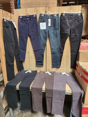 Lot de 7 pantalons femme comprenant plusieurs modèles en denim et pant