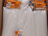 beaucoup de pailles en plastique blanches dans une boîte