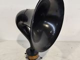 un vieux gramophone noir posé sur un meuble blanc