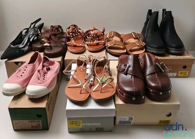 de nombreuses paires de chaussures posées sur une boîte