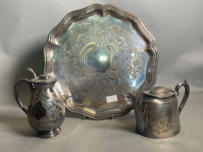 un plateau en argent sur lequel se trouve une théière en argent et un autre plateau en argent sur lequel est posée une théière en argent