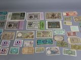 de nombreux types de papier-monnaie sur la table