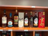 de nombreuses bouteilles d'alcool sur les étagères du magasin