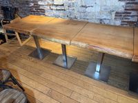 Lot de trois tables de salle à manger à épais plateaux en ch…