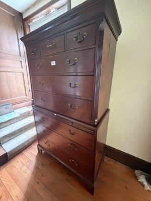 Commode à 2 corps en acajou. La partie supérieure ouvre à 3 …