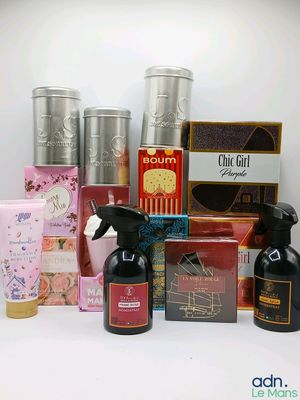 de nombreux parfums différents posés sur une table blanche