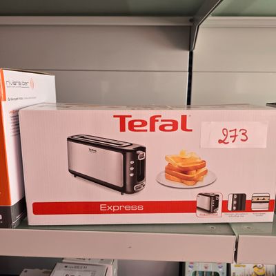 une boîte de nourriture sur une étagère dans un magasin