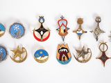 plusieurs types de badges sont disposés sur une surface blanche