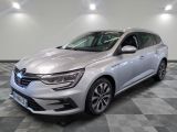 une voiture argentée garée dans une pièce au sol en damier