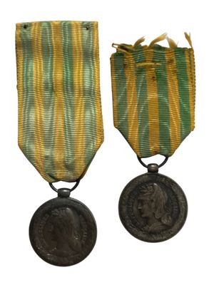 deux médailles sur fond blanc, ornées d'un ruban jaune et vert