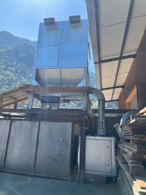 une photo d'un bâtiment avec beaucoup de bois au rez-de-chaussée