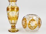 deux vases posés l'un à côté de l'autre sur une table