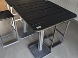 une table noire et deux chaises dans une cuisine