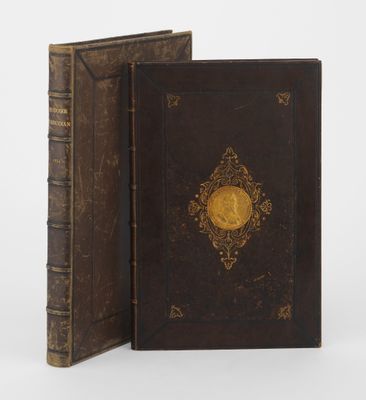 un vieux livre orné d'un médaillon doré sur la couverture