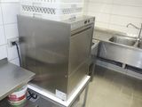 un évier en inox et un lave-vaisselle dans une cuisine