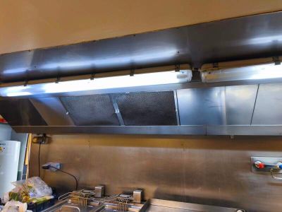 VENDU SUR DESIGNATION. 1 hotte inox 4 filtres d'environ 4 m/…