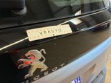 a sticker on the back of a car that says vauto