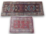 deux tapis aux couleurs et aux motifs différents